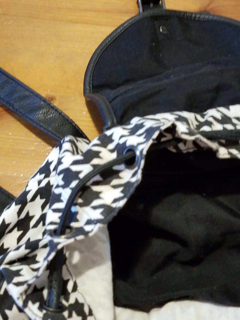 Fashionable backpack - houndstooth pattern! - Picture 9 of 15
